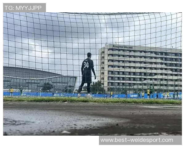 中卫外援拉莫斯身穿国安外套亮相训练场引发球迷热议 中卫外援拉莫斯身穿国安外套亮相训练场引发球迷热议