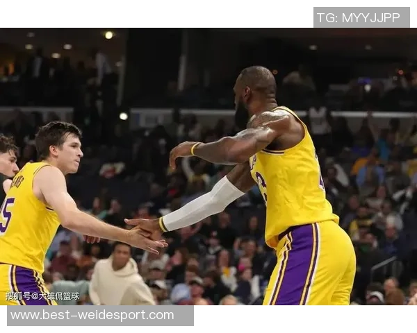 八村塁绝杀瞬间詹姆斯与湖人队员热烈庆祝场面温馨感人